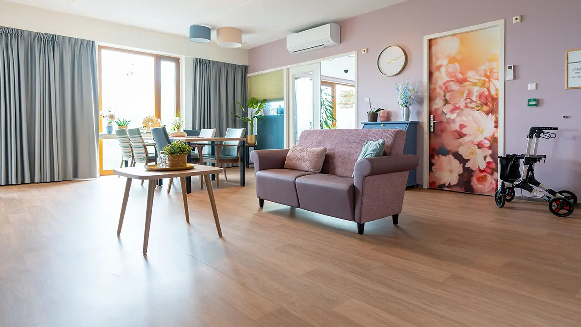 Woonkamer Topaz Vlietwijk met Eternal NExt losleg pvc vloer in waarme houtlook